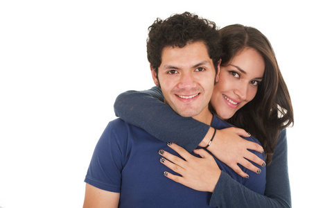 西班牙裔美国人的年轻夫妇拥抱