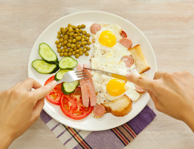 早餐用香肠和蔬菜煎鸡蛋, 顶部