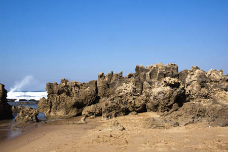 粗糙的岩石形成在 umdloti 海滩，南非德班