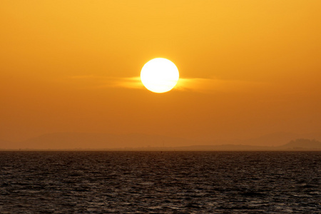 落日的天空和大太阳，泰国