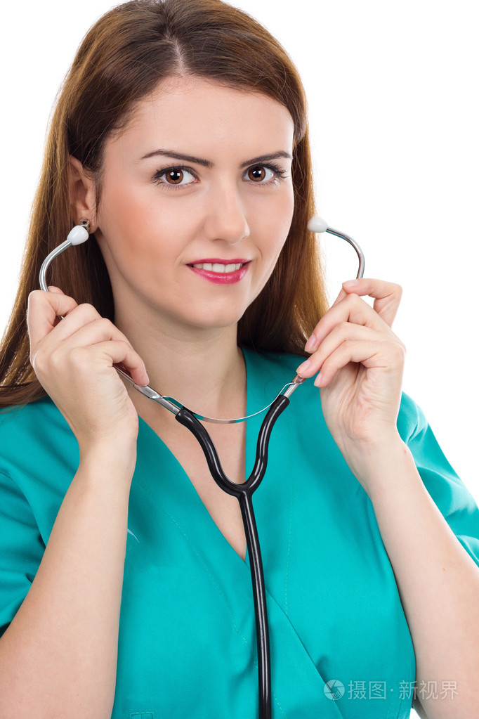 一位年轻的女医生用听诊器的肖像