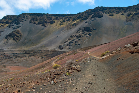 在毛伊岛的哈雷阿卡拉国家公园步道的哈雷阿卡拉火山口