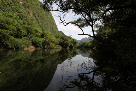 该景观环绕在湄公河上的KhaThaek镇，位于东南亚中部的老挝。