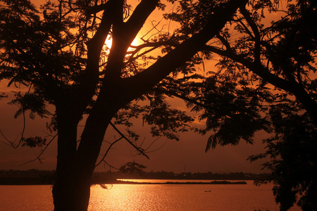 湄公河位于东南亚老挝中部的萨万纳克特镇。
