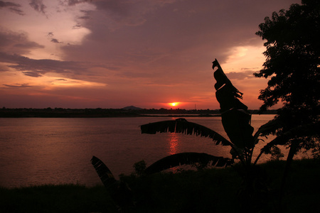 湄公河位于东南亚老挝中部的萨万纳克特镇。