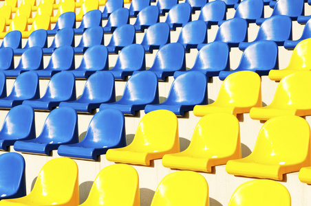 体育场的蓝色和黄色空位照片
