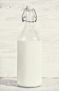 新鲜的牛奶，在旧的老式瓶