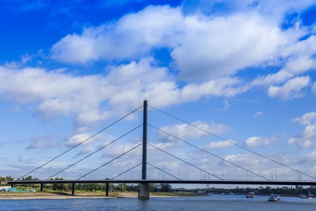 杜塞尔多夫，德国，在 2014 年 7 月 6 日。河缰绳 路堤和桥视图