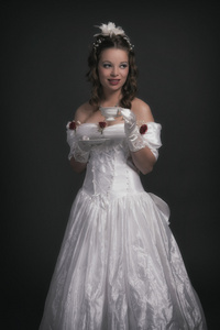维多利亚时代的时尚女人穿着白色的衣服。持有瓷 t