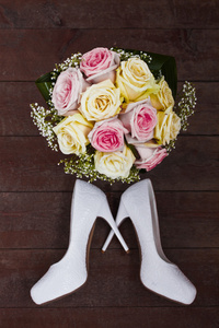 婚礼鞋和婚礼花束