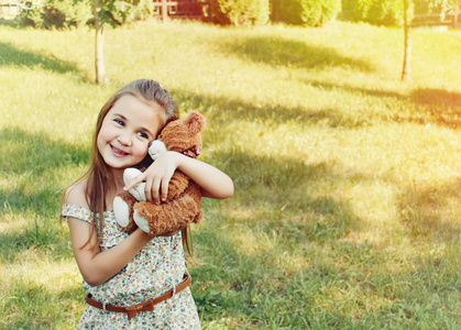 快乐微笑的小女孩玩玩具在幼儿园表现我