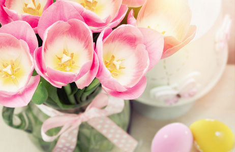 春天粉色郁金香和彩蛋复活节的组成
