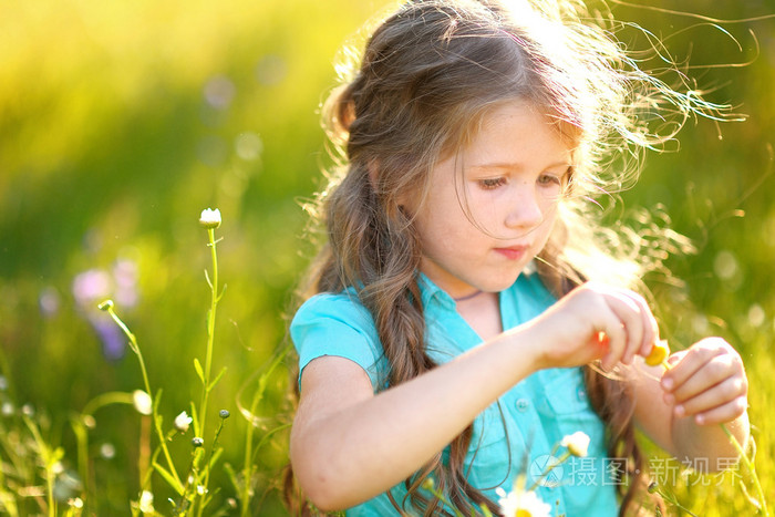 夏季户外的小女孩的肖像照片-正版商用图片1g609g-摄图新视界