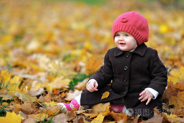 一个小女孩在一个公园的秋天的肖像