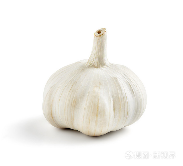 单个的新鲜和美味大蒜在白色的背景上