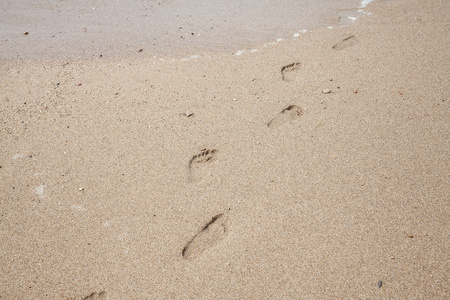 在沙子里的脚印