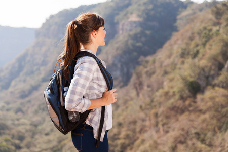 女登山者在山上