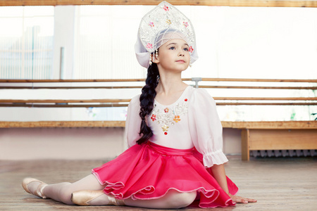 美丽年轻的俄罗斯芭蕾舞演员的形象