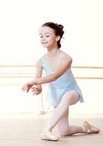 做练习芭蕾工作室中的小舞者