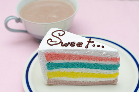 彩虹蛋糕与咖啡