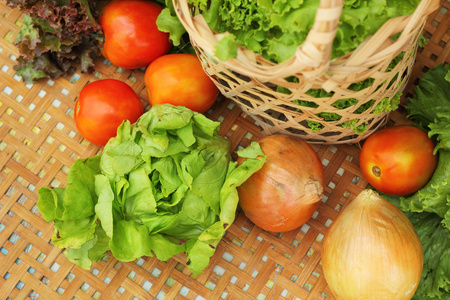 蔬菜沙拉和西红柿在篮子里