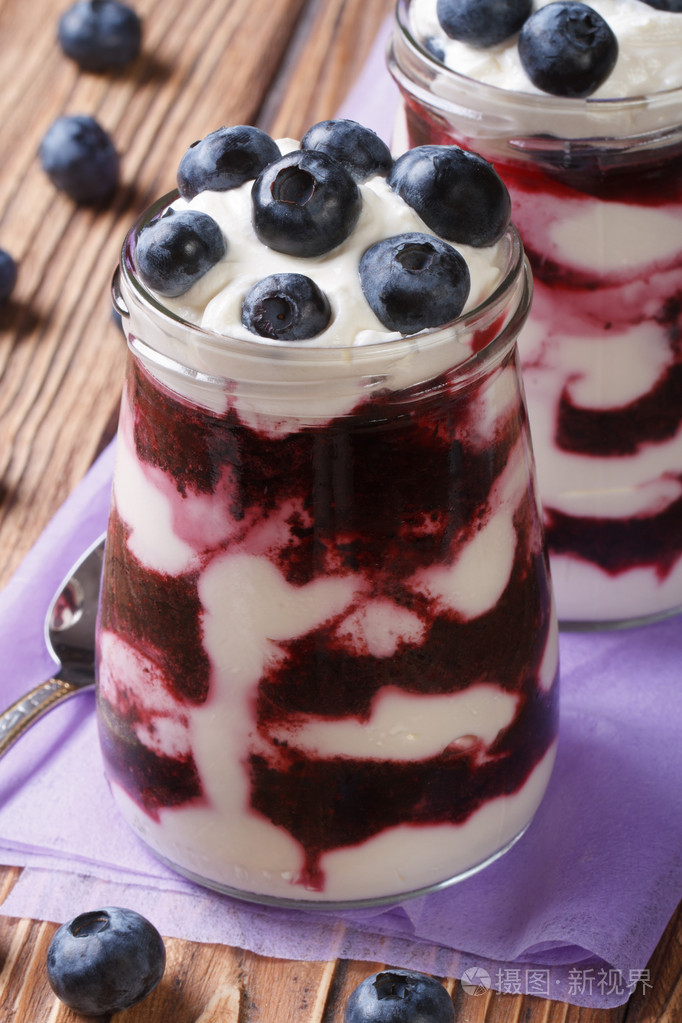 蓝莓酸奶在玻璃罐垂直
