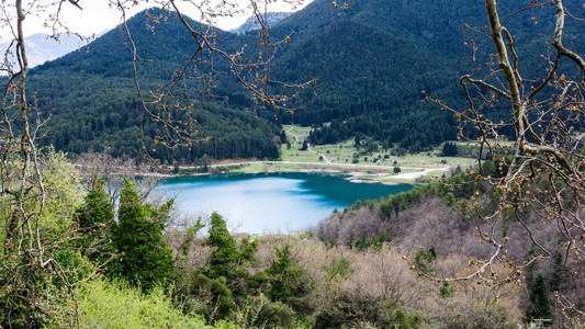 山中的蓝色湖泊