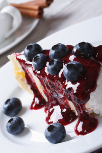 蓝莓芝士蛋糕与浆果酱关闭垂直