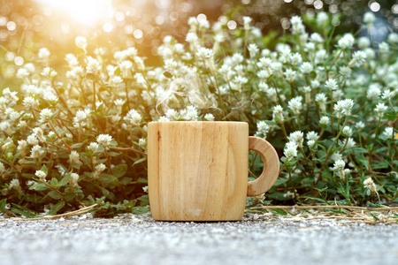 每天早上喝咖啡与木杯