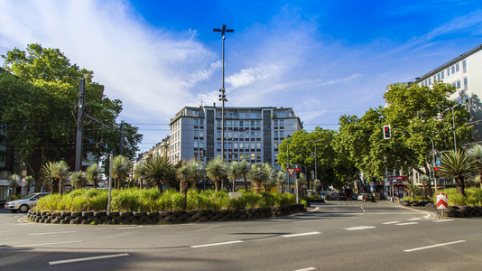 杜塞尔多夫，德国，在 2014 年 7 月 6 日。城市街道的典型视图。夏天的早晨