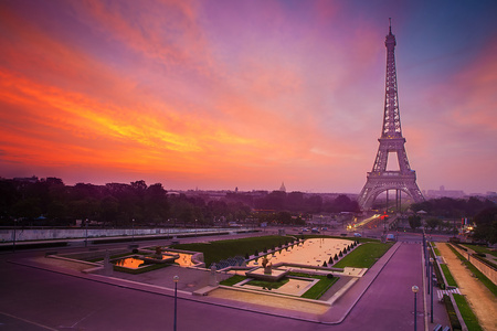 在巴黎，埃菲尔铁塔与日出
