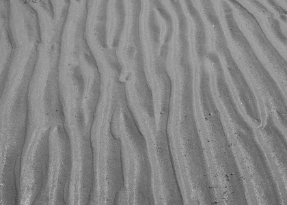 波浪线条图案在沙滩图片