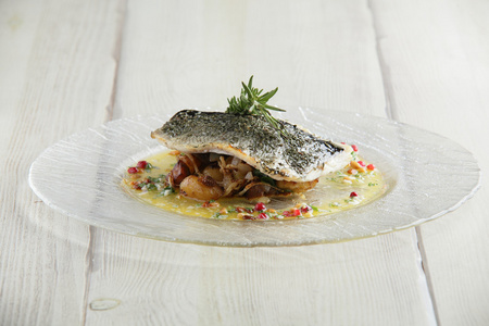 savoureux poisson frit aux herbes pures