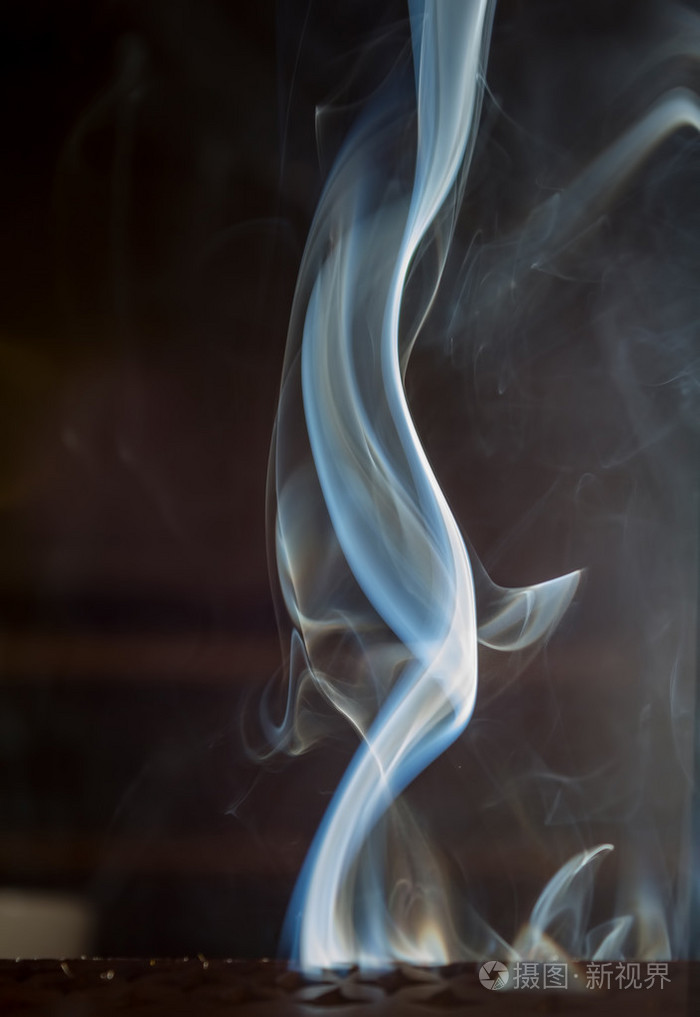 烟雾缭绕中芳香在黑色背景上创建窗体照片-正版商用图片1g6efe-摄图新