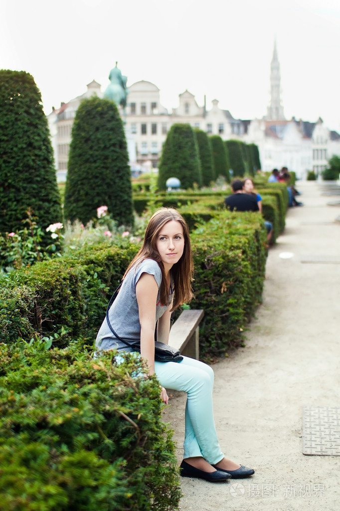 年轻的女孩坐在花园的 mont des arts 举行布鲁塞尔,比利时