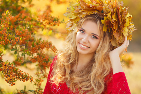 在秋天公园美丽的年轻女子的肖像