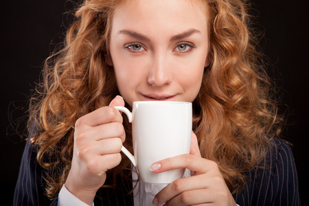 女人喝杯咖啡