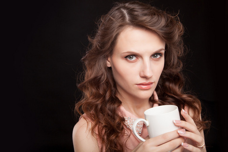 美丽的女孩喝喝茶还是喝咖啡