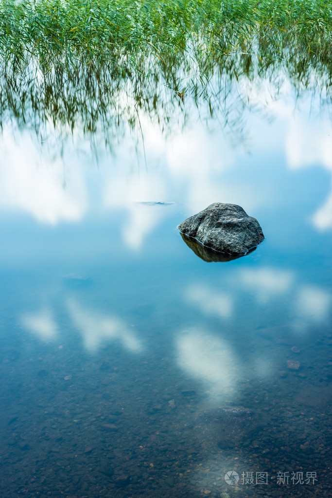 在平静的水面的岩石