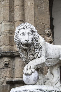 在佛罗伦萨，意大利风情的敞廊中世纪的狮子雕像