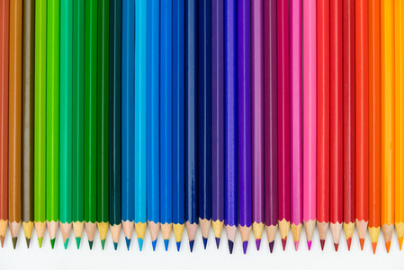 彩色铅笔在白色桌子上一组