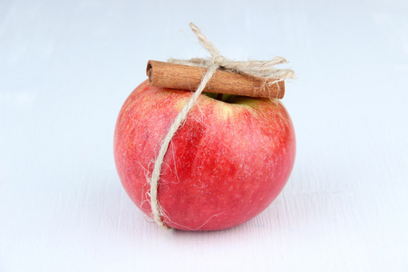 成熟的苹果与用肉桂棒上白色孤立
