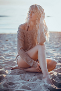 坐在海滩上的女孩