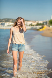 年轻的姑娘在海边享受她的假期