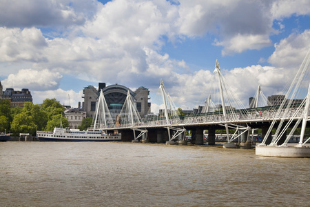 伦敦，英国2014 年 6 月 24 日 现代建筑金丝雀码头主要的全球金融中心