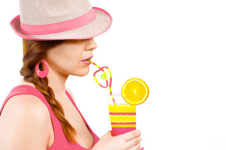 一个女孩用一杯鲜榨果汁的肖像图片