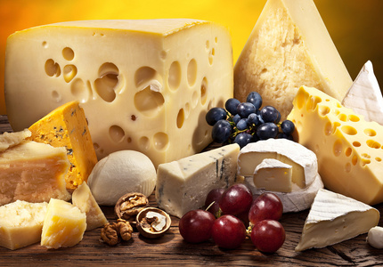 不同类型的奶酪在旧木桌