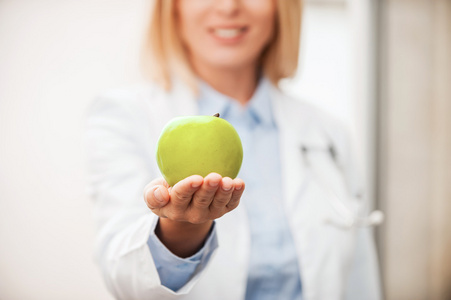 一位女医生举行绿色苹果