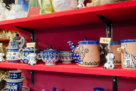 黏土手工蓝色装饰碗杯子在市场上