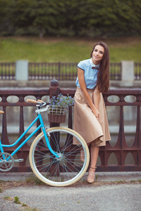 年轻美丽 衣着优雅的女子用自行车，夏天